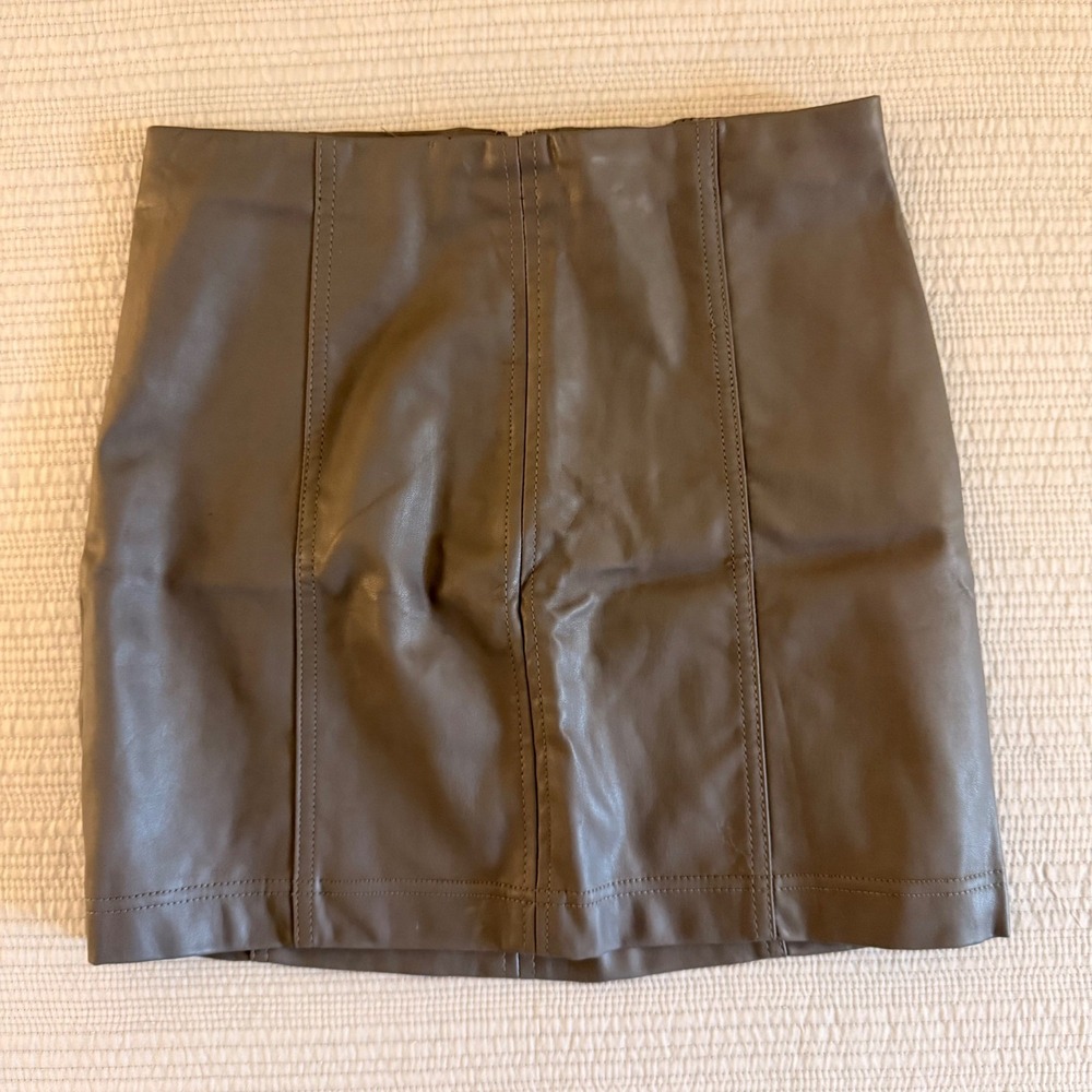 Tinseltown Women's Faux Leather Mini Skirt Taupe Grey Paneled Back Zip Size M